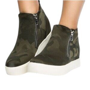 STEVE MADDEN Dark Green Camouflage 1" Platform Hidden Heel Wedgie Size 5.5M EUC